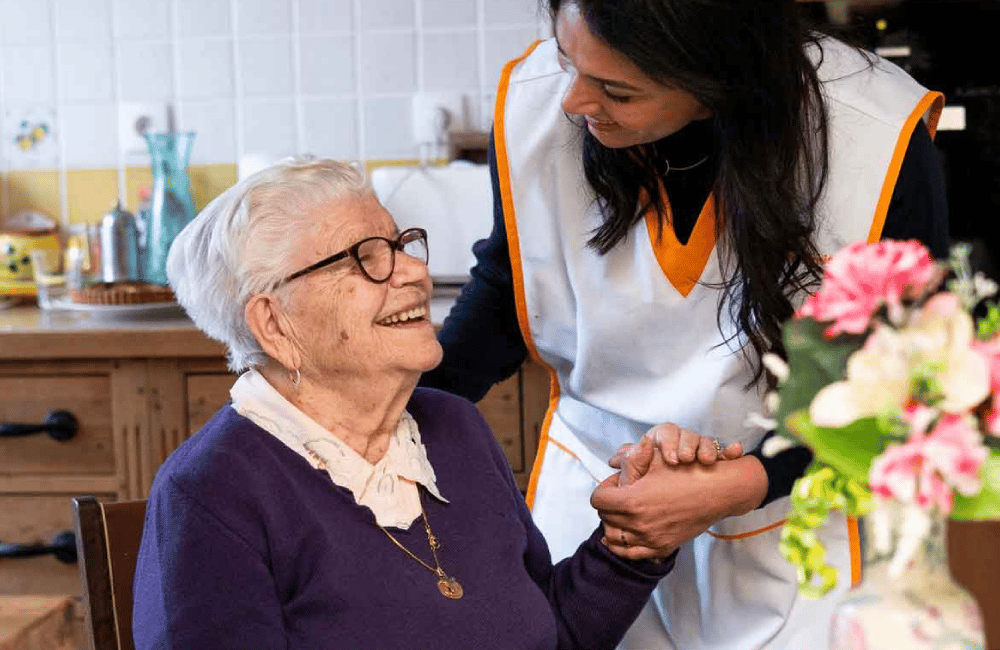 Garde personne âgée à domicile avec auxiliaire de vie expérimentée