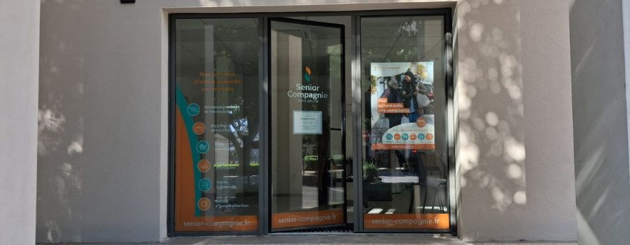 Vitrine extérieure de l'agence d'aide à domicile Senior Compagnie Nîmes
