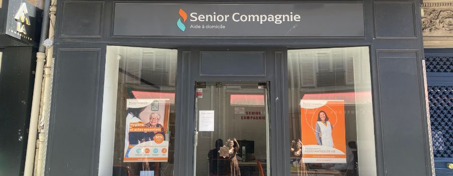 Vitrine de l'agence Senior Compagnie Paris 8-17, aide à domicile