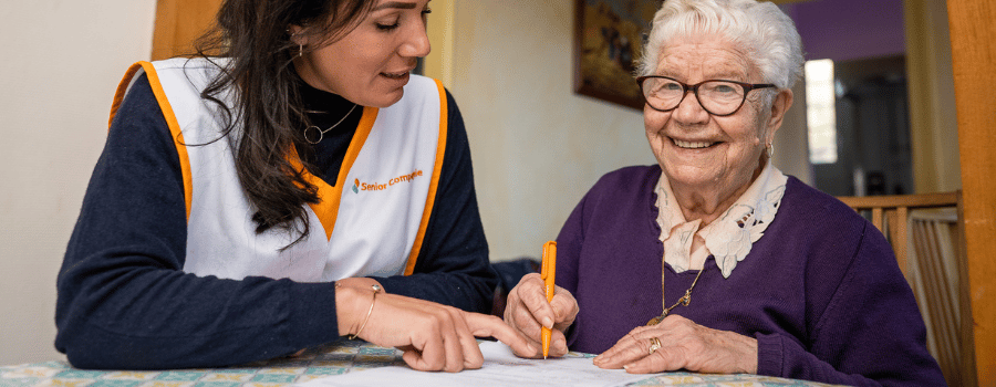 Service d'aide administrative pour personne âgée avec auxiliaire de vie