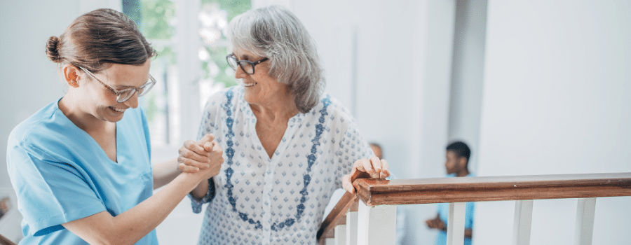 Est-ce qu’une auxiliaire de vie peut pratiquer des soins auprès des personnes âgées ?