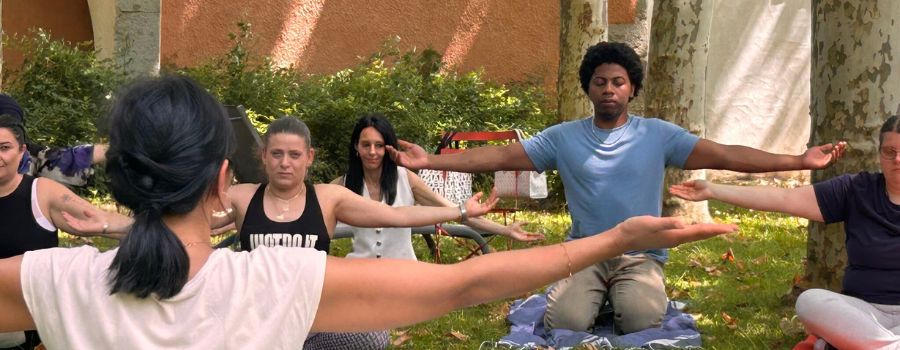 Séance de yoga lors de la journée des auxiliaires de vie à Saint-Genis-Laval
