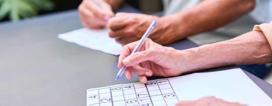 Stimulation cognitive : définition, bienfaits et exercices pour personnes âgées