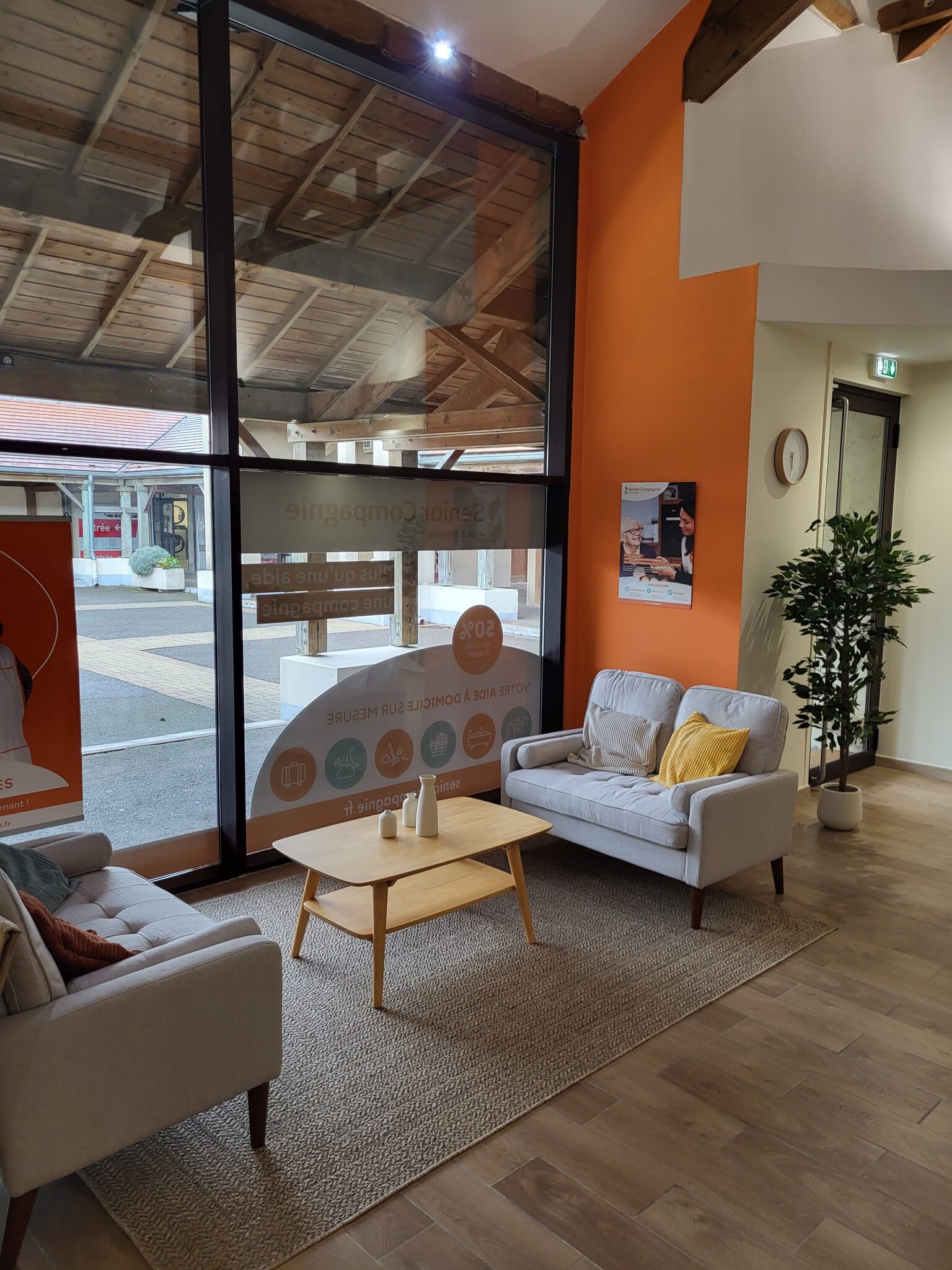 Mareil-sur-Mauldre, intérieur de l'agence d'aide à domicile yvelinoise