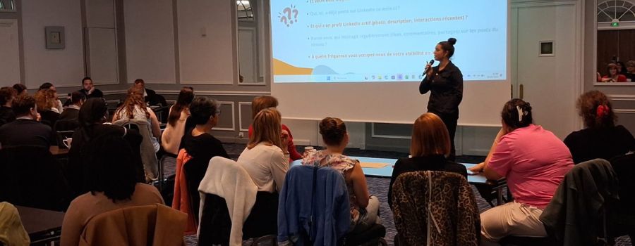Atelier de communication digitale animé par Eva Rita lors de la convention des encadrants 2025