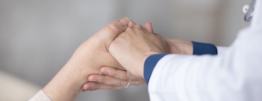 Gérontologue : que fait-il, quand le consulter, quelle différence avec un gériatre ?