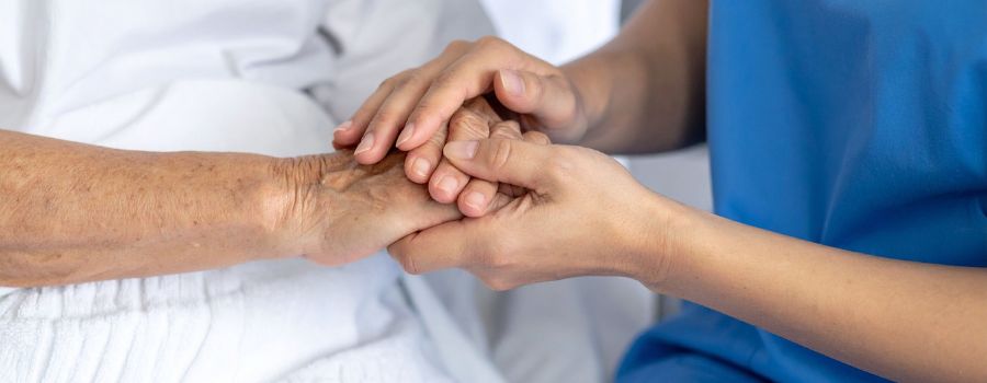 Accompagnement aux rendez-vous médicaux de votre proche âgé par une auxiliaire de vie qualifiée