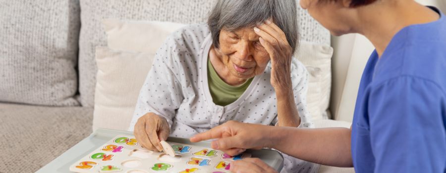 Activités Alzheimer : 10 idées pour stimuler la cognition de votre proche