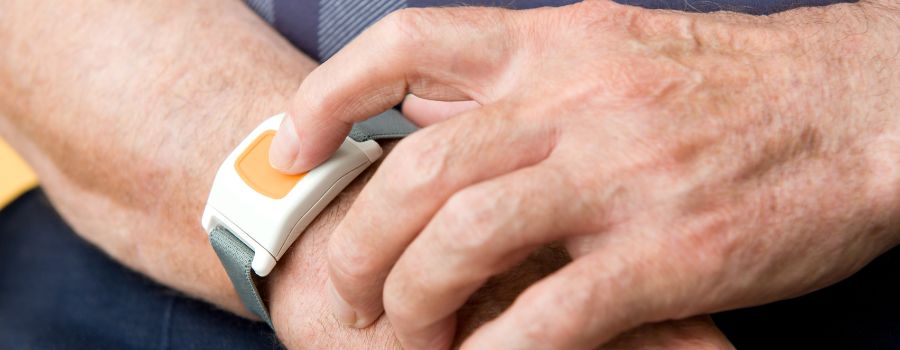 Bracelet détecteur de chute : pourquoi est-il essentiel en cas de maintien à domicile de votre proche ?