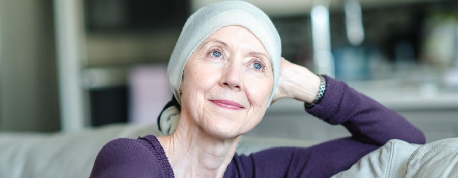 Quelle aide à domicile pour un proche âgé malade du cancer ?